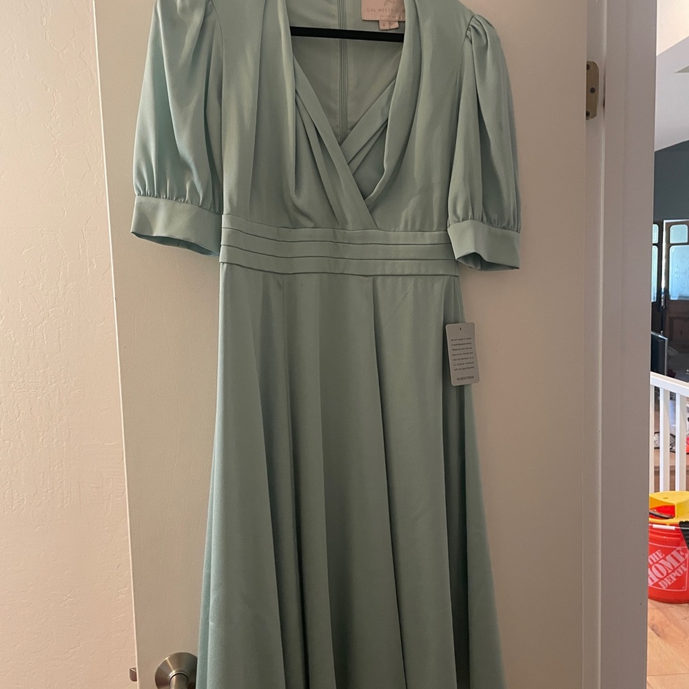 Gal Meets Glam Green Midi Dress